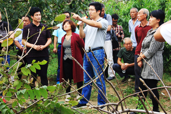 6在第二期文玩核桃（麻核桃）新技术推广及产业发展培训班上，北京市林业果树科学研究院副研究员董宁光博士涞水基地现场授课