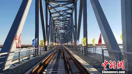 图为同江中俄铁路大桥中方段。(张学鹏摄)