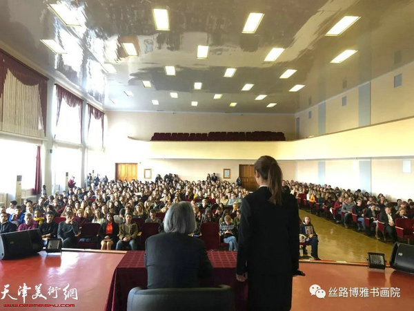 霍春阳在“中国画精神的内涵”讲座现场。