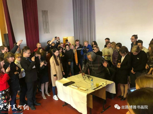 霍春阳在讲座现场挥毫泼墨，引的掌声阵阵。