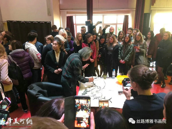 霍春阳在讲座现场挥毫泼墨，引的掌声阵阵。