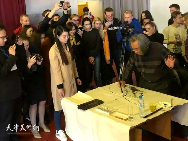 霍春阳在讲座现场挥毫泼墨，引的掌声阵阵。