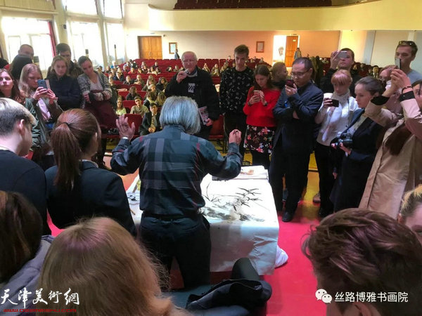 霍春阳在讲座现场挥毫泼墨，引的掌声阵阵。