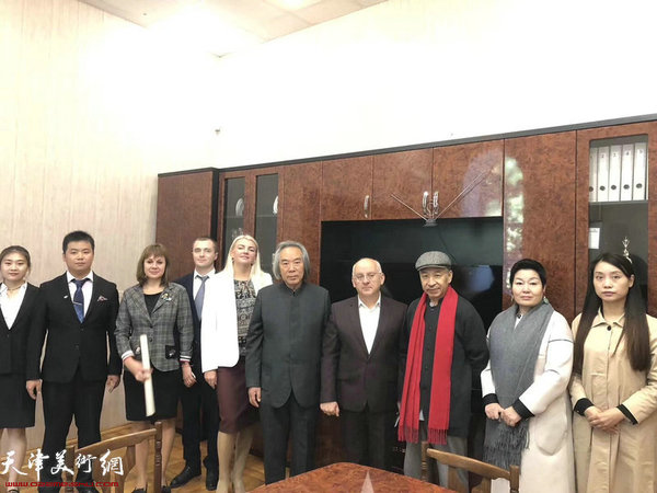 教育部长兼大学校长叶夫格尼?德米特里耶维奇?切尔特夫先生与霍春阳、梅墨生先生进行了中俄关系友好与文化间的交流会谈。