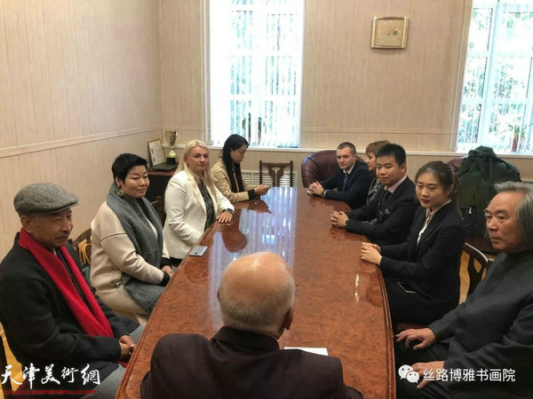 切尔特夫先生与霍春阳、梅墨生进行了中俄关系友好与文化间的交流会谈。