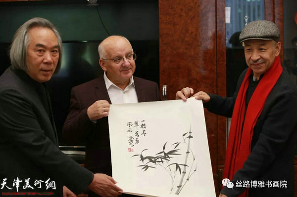 霍春阳教授与切尔特夫先生互赠礼物。