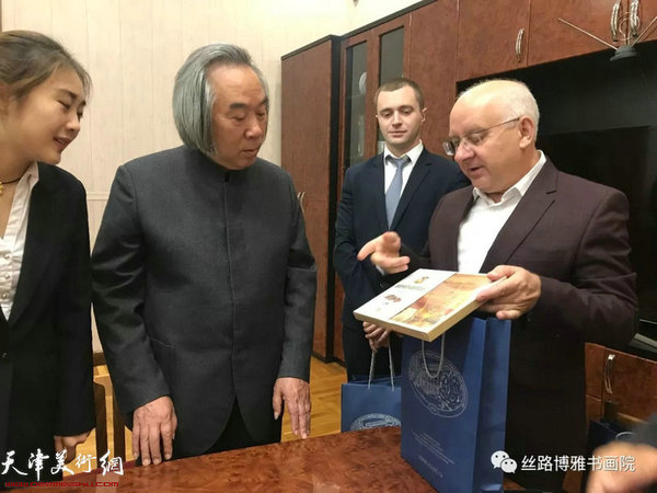 霍春阳教授与切尔特夫先生互赠礼物。