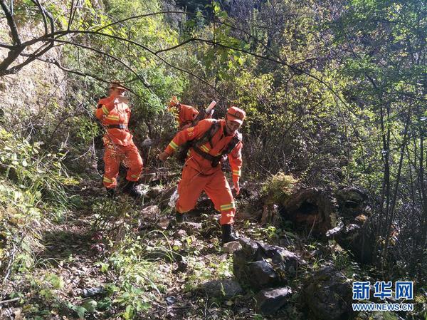 先遣队员向山体滑坡核心区挺进（10月11日摄）。