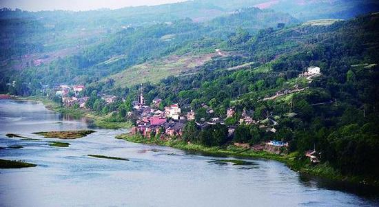 图说：岷江畔的江口古镇。