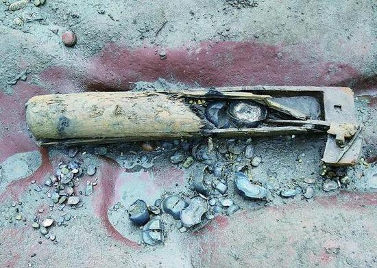 图说：江口沉银中发现的唯一一具藏银木鞘。