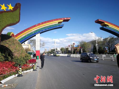 彩虹门是燕郊售楼一条街的标志。<a target='_blank' href='http://www.chinanews.com/' >中新网</a>记者 邱宇 摄