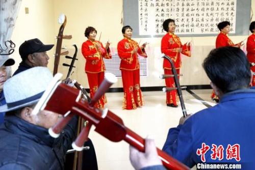 资料图：老年人在一家养老机构内练习青海小调?！≌盘砀?摄