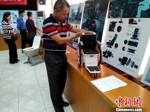 资料图：为老人设计的创意产品正在展示。杨伏山 摄