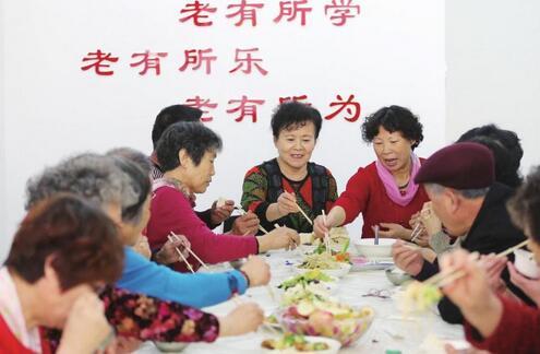 老人在辽宁大连海景社区养老服务中心的老年午间食堂吃午餐(图片来源:新华网) 点击进入下一页