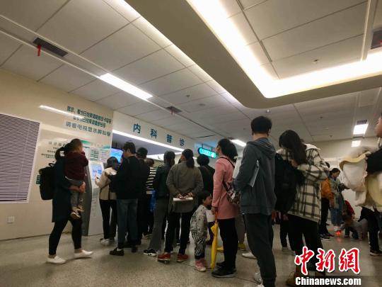 近期，武汉儿童医院患呼吸系统疾病的患儿明显增多 张璟祎 摄