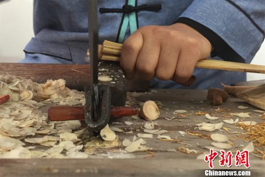 图为樟帮中药炮制技艺展示?！∥馀羧?摄