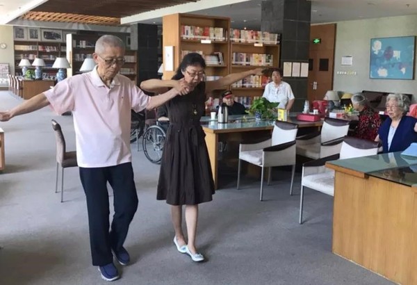 图1 顺义区东方太阳城分馆“陪伴阅读”活动 图1 顺义区东方太阳城分馆“陪伴阅读”活动