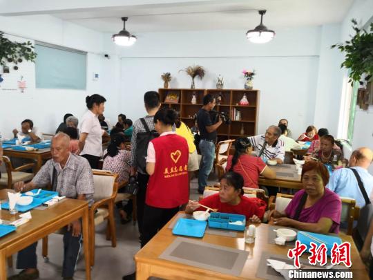 海口市美兰区海府街道龙舌坡社区“长者饭堂”内景。　尹海明 摄