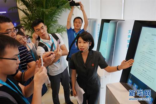 北京互联网法院工作人员在介绍法院内的文书智能生成终端（9月9日摄）。新华社记者 鞠焕宗 摄