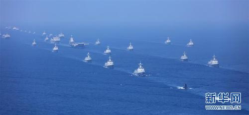 　4月12日上午，中央军委在南海海域隆重举行海上阅兵，展示人民海军崭新面貌，激发强国强军坚定信念。中共中央总书记、国家主席、中央军委主席习近平检阅部队并发表重要讲话。这是航母打击作战群等接受检阅。新华社发（莫小亮 摄）