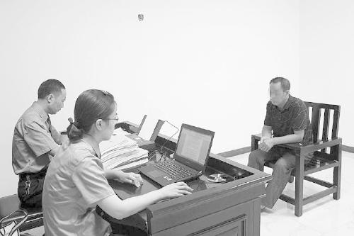 检察官正在提审犯罪嫌疑人 检察官正在提审犯罪嫌疑人