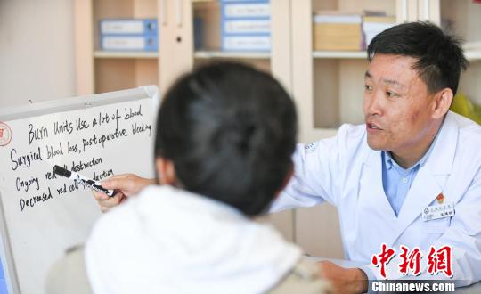 医疗技术和理念的更新日新月异。为与世界先进水平接轨，王建明特别强调专业词汇的英文学习?！》独龇?摄