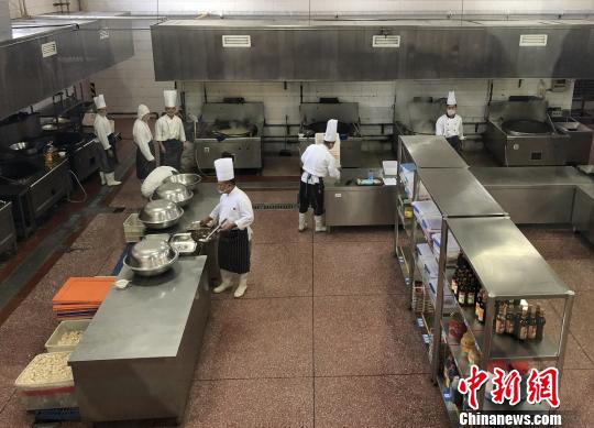 北京市食品药品监管局赴集体用餐配送单位进行食品安全专项检查。北京市食药监局供图