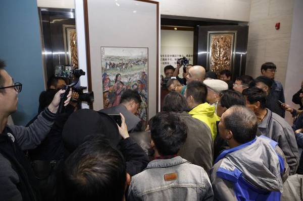 现场嘉宾围观黄胄《草原颂歌图》原作 现场嘉宾围观黄胄《草原颂歌图》原作