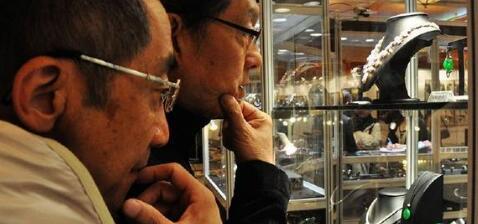 艺术行业本身的体系就比较多元，所以规范艺术行业是规范艺术品市场的前提。