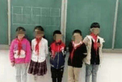 　小彤和几名迟到的同学被老师罚站黑板下，并被要求蹲马步（网络图，与本文无关）