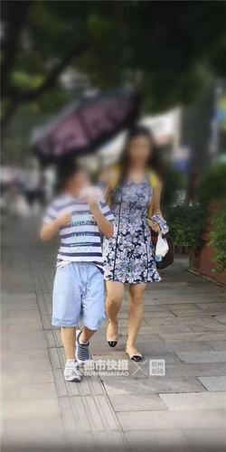 书包让孩子自己背 妈妈:支持 因为我也背不动了