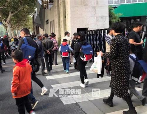 书包让孩子自己背 妈妈:支持 因为我也背不动了