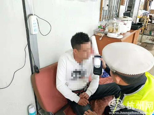 男子表白遭拒后边开车边灌白酒浇愁 因醉驾被刑拘