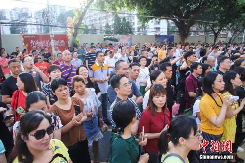 家长等候在高考考场外 李南轩 摄 点击进入下一页