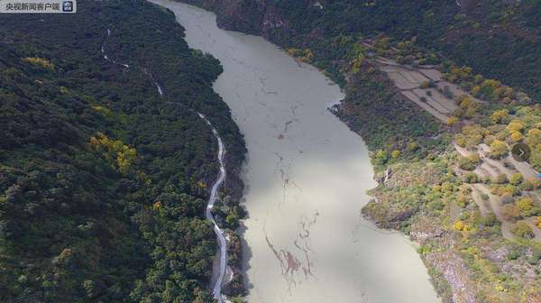 雅鲁藏布江堰塞湖 雅鲁藏布江堰塞湖