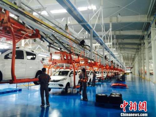 资料图:新能源汽车生产线 梁成功 摄 点击进入下一页