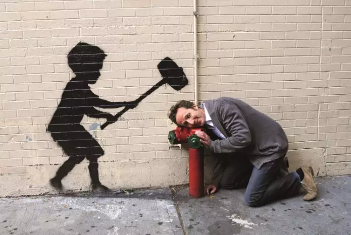 他是全世界最神秘艺术家 自毁价值104万英镑画作