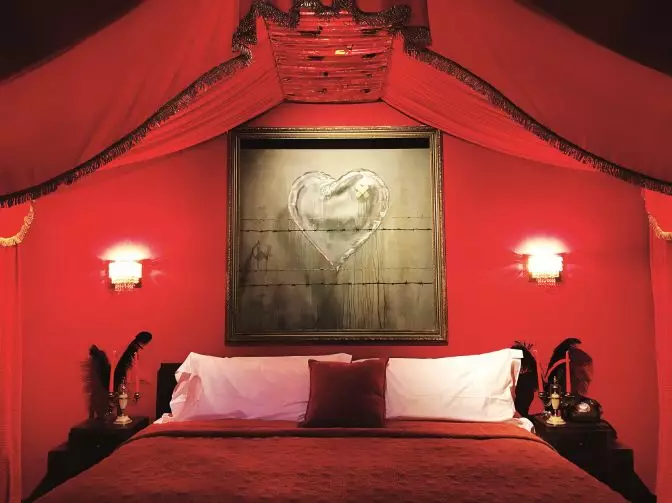 他是全世界最神秘艺术家 自毁价值104万英镑画作