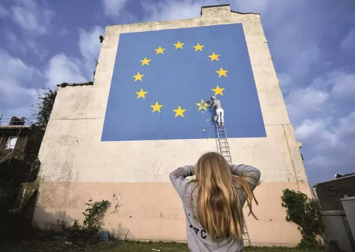 他是全世界最神秘艺术家 自毁价值104万英镑画作