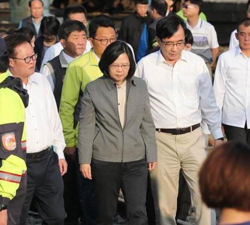 蔡英文赴火车脱轨现场：要求台铁3天内完成抢修