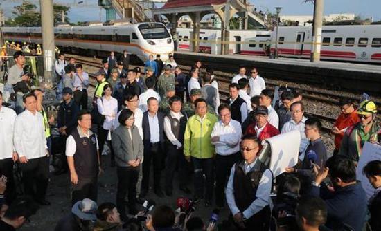 蔡英文赴火车脱轨现?。阂筇ㄌ?天内完成抢修