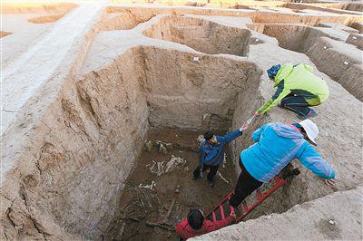 我省考古技术人员在考古挖掘现场工作(资料图片)