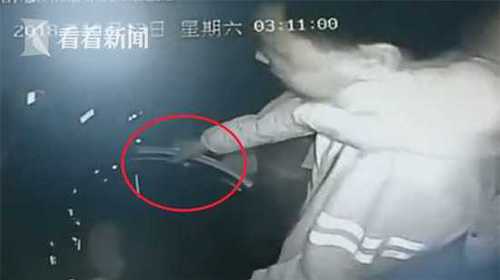 398ee12fbd530bc7d44e0c84dbb204b9.jpg 客车司机开车途中遭乘客掐脖 硬撑21秒救21条生命