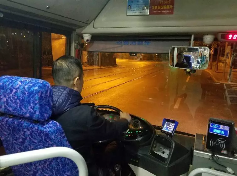 辽宁公交司机宁不发车也要等两个小姑娘 真相暖哭