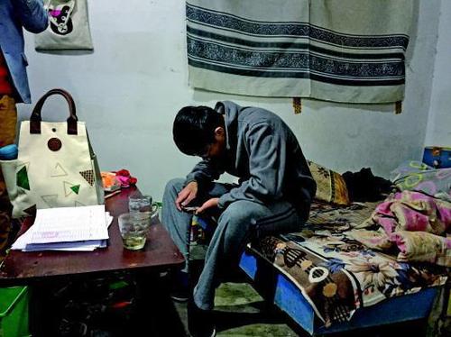 小李家里条件很简陋，没事的时候就自己玩玩手机。