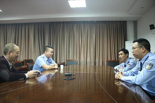 25岁的哥开车时敷面膜 因存安全隐患被公司停运3天