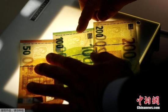 资料图片：新版100欧元和200欧元钞票。