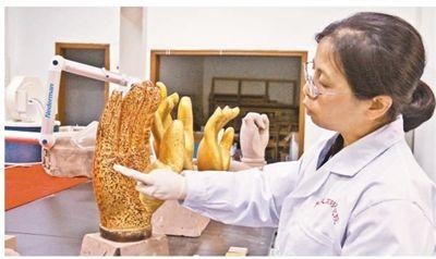 大足石刻千手观音造像修了8年 修复师却说时间太短