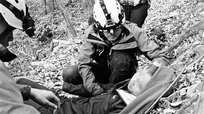 箭扣长城遭违法攀爬：部分砖块破碎 驴友频频被困 