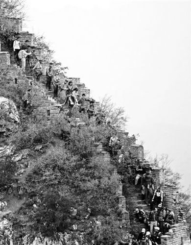 箭扣长城遭违法攀爬：部分砖块破碎 驴友频频被困 